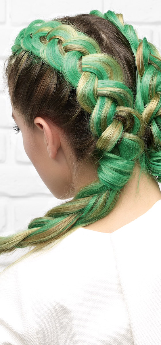 immagina ragazza con capelli verdi, vista da dietro con due trecce